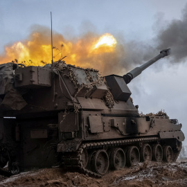 Militares ucranianos disparan un obús en una línea del frente en la región de Donetsk, Ucrania, a 17 de enero de 2023. -REUTERS / Oleksandr Ratushniak