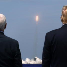 El presidente de los Estados Unidos, Donald Trump, y el vicepresidente de los Estados Unidos, Mike Pence, observan el lanzamiento del cohete SpaceX Falcon 9 y la nave espacial Crew Dragon en la misión SpaceX Demo-2 de la NASA a la Estación Espacial Inte
