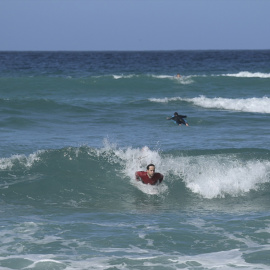 Surfistas disfrutan de un día de primavera anticipada en la playa del Orzán en A Coruña, Galicia (España). Foto: M. Dylan / Europa Press
