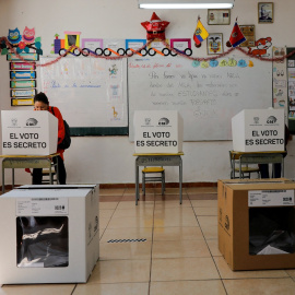 Una mujer vota en las elecciones locales y el referendum constitucional de Ecuador, en un colegio electoral en Quito. REUTERS/Karen Toro