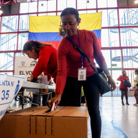 Ciudadanas ecuatorianas votan, por separado de los hombres, para las elecciones generales de su país en el Pabellón de Cristal de la Casa de Campo en Madrid, a 5 de febrero de 2023, España. Foto: Ricardo Rubio / Europa Press