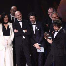 Los productores de 'As bestas' y su director Rodrigo Sorogoyen reciben el Goya a mejor película, en la 37 edición de los Premios Goya en Sevilla, Andalucía (España). Foto: Eduardo Parra / Europa Press