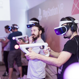 Un usuario de Farpoint prueba el nuevo Aim Controller. - PLAYSTATION ESPAÑA