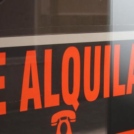 Un cartel que anuncia el alquiler de una vivienda, en una imagen de archivo. / EUROPA PRESS