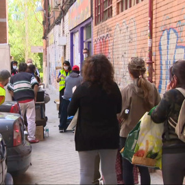 Personas sin recursos hacen cola en Aluche en busca de comida