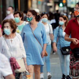 Vista general de los transeúntes en el centro comercial de la ciudad en la que el uso de la mascarilla se ha generalizado en esta "Nueva normalidad" tras haber finalizado el estado de alarma. EFE/Kai Försterling/Archivo