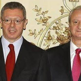 Foto de archivo del  entonces ministro de Justicia, Alberto Ruiz Gallardón, con su secretario de Estado, Fernando Román. EFE