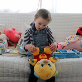 Niña jugando el su casa