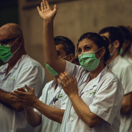 El personal sanitari de l’Hospital Clínic aplaudeix, després de la crida a través de les xarxes per a una darrera ronda d’aplaudiments en homenatge a professionals sanitaris i altres sectors, que lluiten contra la pandèmia del coronavirus.  Matthi