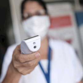 17/03/2020.- Una enfermera mide la temperatura de varias personas en el Hospital de la Mujer, este martes, en San José, Costa Rica. El Gobierno de Costa Rica contabiliza hasta este martes 50 casos de coronavirus COVID-19 y pidió calma a la población pa