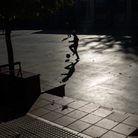Un niño juega a la pelota en el patio de un colegio en Madrid. E.P./Alejandro Martínez Vélez