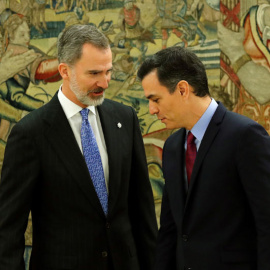 El rey Felipe VI y Pedro Sánchez conversan en el palacio de la Zarzuela. (JUAN CARLOS HIDALGO | EFE)
