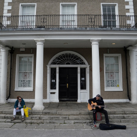 Dos personas practican la distancia de seguridad en Dublín. REUTERS/Clodagh Kilcoyne