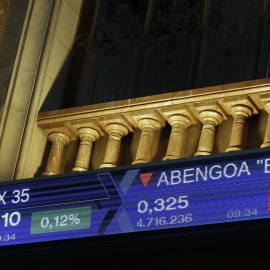Monitor informativo en la bolsa de Madrid que muestra el principal indicador de la Bolsa española, el IBEX 35 ý la cotización de Abengoa. EFE/J.J. Guillén