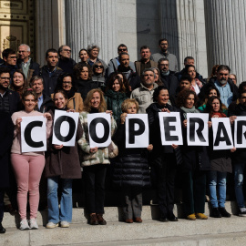 El ministro de Asuntos Exteriores, Unión Europea y Cooperación, José Manuel Albares, junto a un grupo de personas en las escalinatas del Congreso, a 9 de febrero de 2023, en Madrid (España). Foto: Eduardo Parra / Europa Press