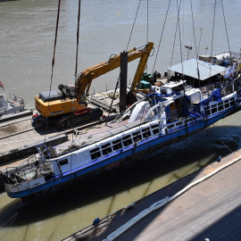 1/06/2019.- Una grúa saca a flote el barco naufragado en el río Danubio 12 días después del accidente. / EFE