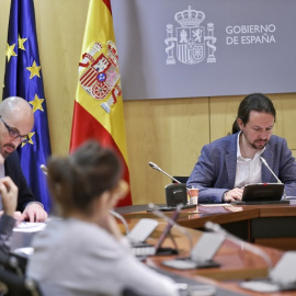 El vicepresidente segundo, Pablo Iglesias, en una de las reuniones de este jueves, junto al secretario de Estado de Derechos Sociales, Nacho Álvarez. DANI GAGO