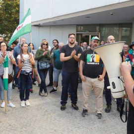 El portavoz nacional del SAT, Oscar Reina, se dirige a las personas que se han concentrado en las puertas de los juzgados en Sevilla en repulsa por el juicio a los 35 sindicalistas, miembros del Sindicato Andaluz de Trabajadores (SAT), que van a ser juzga