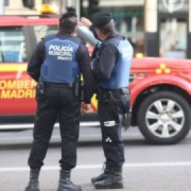 Almeida dotará a los policías municipales de Madrid de porras extensibles