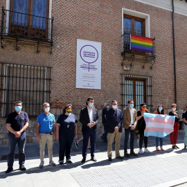 El presidente de la Diputación de Valladolid, Conrado Íscar, junto a otros miembros de la institución provincial y de colectivos LGTBI el dia de la colocación de la bandera.