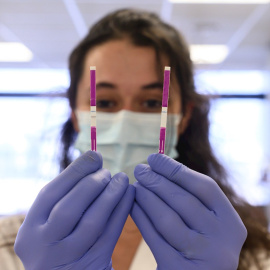 12/0/2020.- Miembros del laboratorio del grupo internacional Eurofins realizan test para detectar el Covid-19, este viernes en Madrid. / EFE -  Fernando Villar