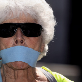  Una mujer con una banda en la boca que simula su silencio durante una concentración contra la ley MordazaEduardo Parra / Europa Press