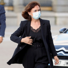 La vicepresidenta del Gobierno, Carmen Calvo, a su llegada este lunes a la misa funeral que se celebra en la catedral de la Almudena, en Madrid, por todos los fallecidos a causa de la pandemia de coronavirus. EFE/ Juanjo Martín/ Archivo