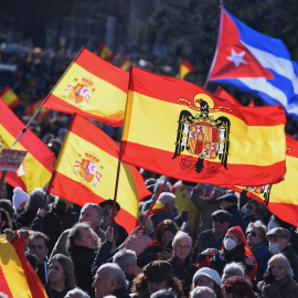  Una bandera con simbología franquista en una manifestación contra el Gobierno de Pedro Sánchez, en Cibeles, a 21 de enero de 2023, en Madrid (España).- EUROPA PRESS
