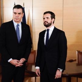 El líder del PP, Pablo Casado, se reúne con el presidente del Ejecutivo en funciones, Pedro Sánchez, en el Congreso. Fuente: PP