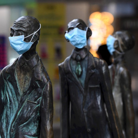 Varias estatuas llevan mascarillas en Swanston street, en Melbourne, Australia, el 20 de julio de 2020