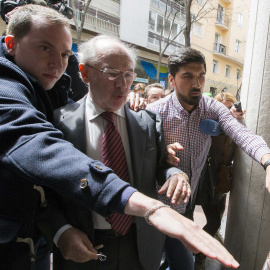 Rodrigo Rato, a la salida de su despacho tras el registro. REUTERS/Andrea Comas