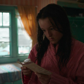  El personaje de Ellie descubre qué es una copa menstrual