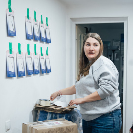  Verónika, coordina los envíos del material humanitario en el centro de Insight. Anastasiia Vlasova (ActionAid)