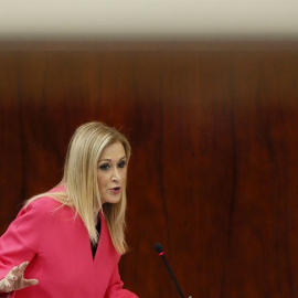 La presidenta de la Comunidad de Madrid, Cristina Cifuentes, durante su intervención en el pleno celebrado este viernes en la Asamblea de Madrid. EFE/Mariscal