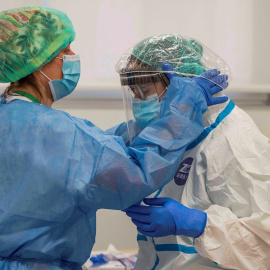 Una sanitaria se prepara para realizar pruebas de anticuerpos, en una imagen de archivo. / EFE - David Arquimbau Sintes