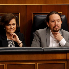 12/02/2020.- La vicepresidenta primera, Carmen Calvo (i), y el vicepresidente segundo, Pablo Iglesias (d), asisten a la sesión de control celebrada, este miércoles, en el Congreso de los Diputados en Madrid. EFE/ Ballesteros