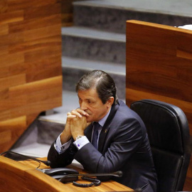 Javier Fernández este viernes en el pleno de la Junta General del Principado. EFE/José Luis Cereijido