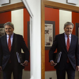 El portavoz del Gobierno, Íñigo Méndez de Vigo, llega a la rueda de prensa tras la reunión del Consejo de Ministros. EFE/Emilio Naranjo