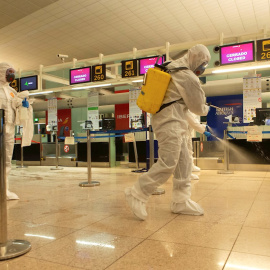 19/03/2020.- Efectivos de la Unidad Militar de Emergencias (UME) llevan a cabo labores de desinfección para luchar contra el coronavirus. EFE/Enric Fontcuberta