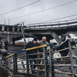 Un hombre mayor cruza el río tras el bombardeo de un puente en Irpin, a 2 de marzo de 2022, en Irpin (Ucrania). Foto: Diego Herrera / Europa Press