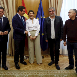 La ministra de Trabajo, Yolanda Díaz, antes de la reunión con los dirigentes de las patronales, CEOE Antonio Garamendi (2i), y CEPYME Gerardo Cuerva (2i), y de los sindicatos, CCOO, Unai Sordo (2d) y UGT, Pepe Álvarez (d), para analizar la subida del S