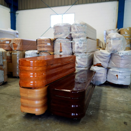 Ataudes almacenados en una empresa de pompas fúnebres en Madrid. REUTERS/Juan Medina