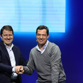  Los presidentes de Castilla y León, Alfonso Fernández Mañueco, y el de la Junta de Andalucía, Juanma Moreno, durante el acto de presentación de candidatos autonómicos del Partido Popular a las elecciones autonómicas del 28M, a 14 de enero de 2023,