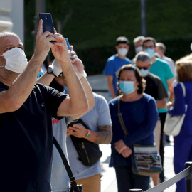 MADRID, 10/06/2020.- Un visitante toma una foto mientras aguarda para poder recorrer el Palacio Real, durante la jornada de reapertura, este miércoles. Los monumentos de Madrid pertenecientes a Patrimonio Nacional, como el Palacio Real de la capital y el