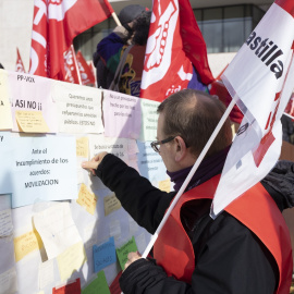 Miembros de los sindicatos UGT y CCOO rodean las Cortes de Castilla y León como protesta contra los recortes sociales y los presupuestos de la Junta para 2023, a 23 de diciembre de 2022, en Valladolid, Castilla y León (España). -Claudia Alba / Europa P