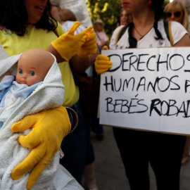 Concentración en la entrada de la Audiencia Provincial de Madrid que juzga al doctor Eduardo Vela en la trama de los bebés robados durante el franquismo. / EFE