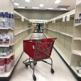 Un carrito de compras abandonado, entre los pasillos y anaqueles vacíos de un supermercado en la localidad californiana de Culver City. REUTERS / Lisa Baertlein