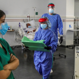 Personal sanitario, durante su jornada de trabajo en una planta del Hospital Puerta de Hierro. Después de que la velocidad de propagación del coronavirus volviera a ralentizarse ayer jueves, las autoridades sanitarias insisten en mantener en plena Seman