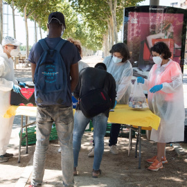 Voluntarios de la Fundación Arrels reparten comida a temporeros del campo en Lleida. EFE/Ramón Gabriel