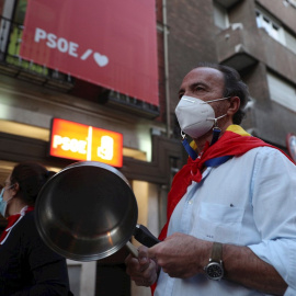 Una de las personas que participó en la protesta contra el Gobierno frente a la sede del PSOE en Madrid. EFE/Rodrigo Jiménez